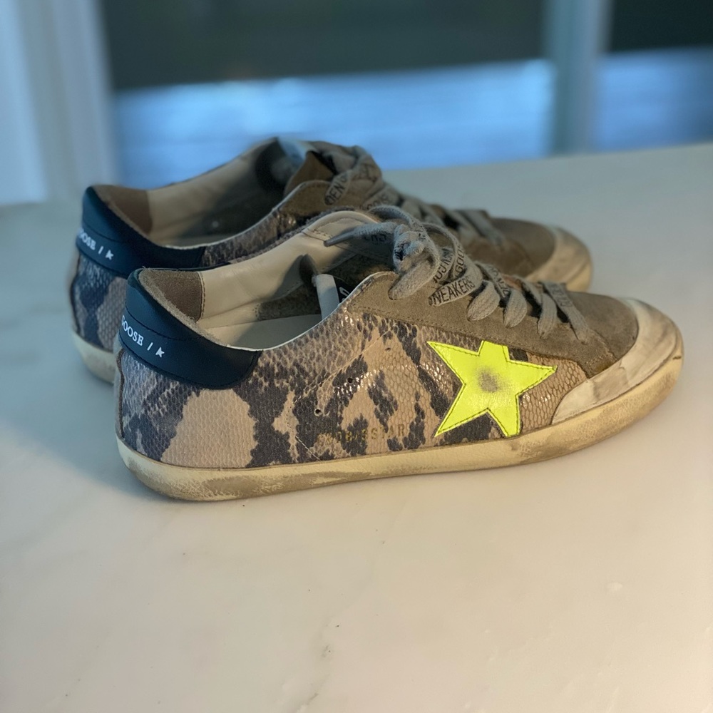 GOLDEN GOOSE
Superstar Python-Embossed Low-Top Sneakers size 36 only worn once